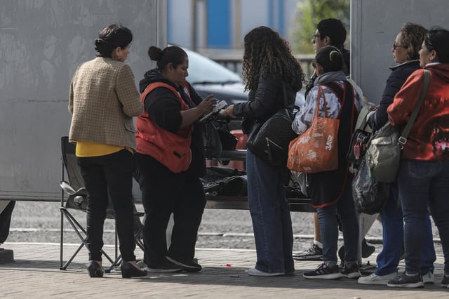 Todavía una gran cantidad de personas opten por recargar su saldo en los mismos paraderos de buses. (Foto: Joel Alonzo)