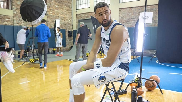 Sep 29, 2025; Dallas, TX, USA; Dallas Mavericks guard Klay Thompson (31) changes his shoes before he poses for a photo during the Mavericks 2025 media day at the American Airlines Center. Mandatory Credit: Jerome Miron-Imagn Images.