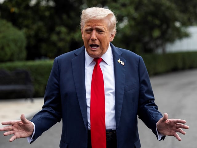 WASHINGTON (United States), 30/09/2025.- US President Donald Trump speaks to reporters as he departs the White House for a meeting with military leaders at Quantico Marine Base in Washington, DC, USA, 30 September 2025. The president answered questions about the gathering, saying 'We have our real warriors over there. And when they're not good, when we don't think they're our warriors, you know what happened? We say you're fired.' EFE/EPA/JIM LO SCALZO