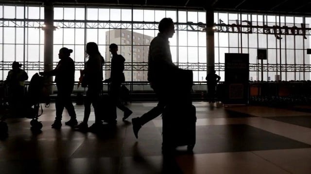 Un nuevo avión con argentinos deportados de EEUU arribó al país.
