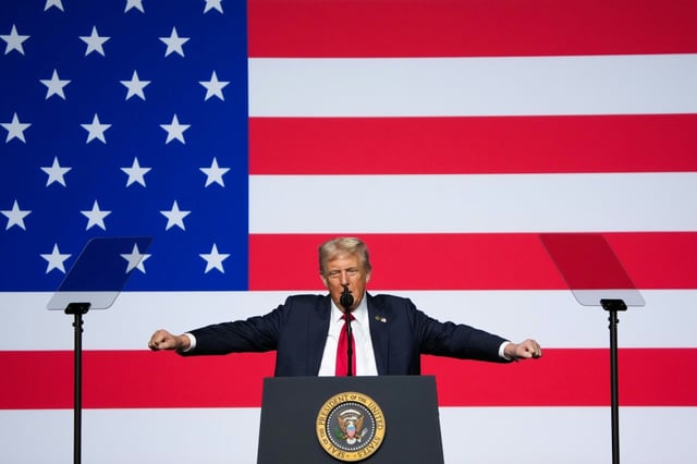 Le président américain Donald Trump s'adresse à un parterre de généraux et amiraux réunis sur la base de Quantico en Virginie, le 30 septembre 2025.