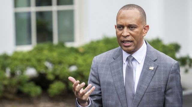 Leader Hakeem Jeffries speaks to reporters outside the White House ion Sept. 29. Photo: Jim WATSON / AFP via Getty Images