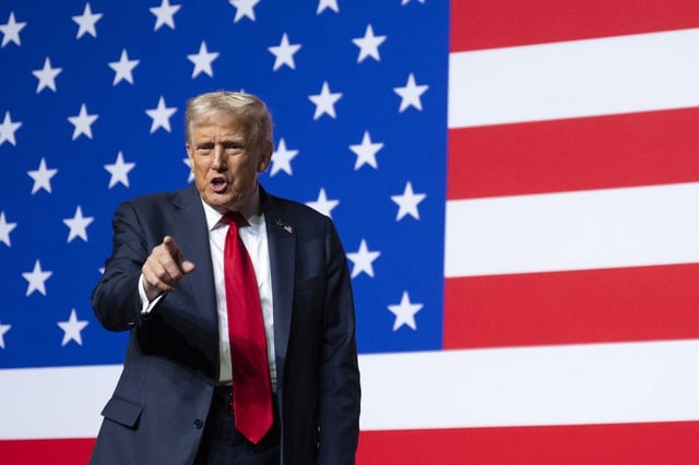 Donald Trump se marcha tras dirigirse a los altos mandos militares reunidos en la base del Cuerpo de Marines de Quantico, en Virginia, el 30 de septiembre de 2025. Foto: Jim WATSON / POOL / AFP