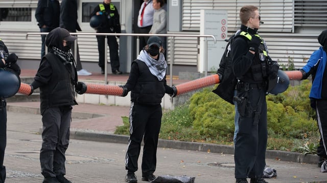 Demonstranten ketteten sich vor einem Siemens-Werk für Palästina fest. Polizeieinsatz!