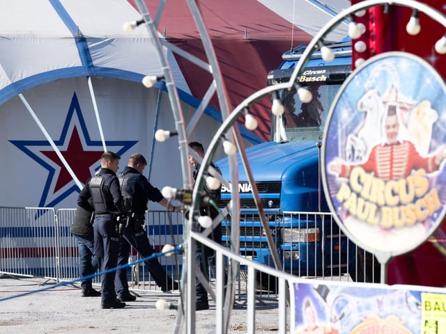 Polizisten stehen vor dem Zelt des "Circus Paul Busch" auf dem Schützenplatz