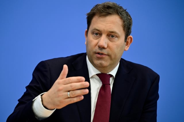 Der Politikbetrieb hat Vizekanzler und SPD-Chef Lars Klingbeil im zurückliegenden Jahr mehrmals an die Grenzen seiner Belastbarkeit gebracht. "In den letzten Monaten gab es auch mal Momente, in denen ich am Limit war", sagte Klingbeil.
