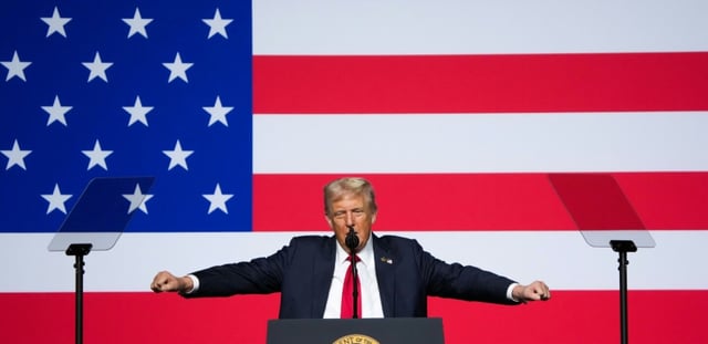 Le président américain Donald Trump s'adresse à un parterre de généraux et amiraux réunis sur la base de Quantico en Virginie, le 30 septembre 2025.