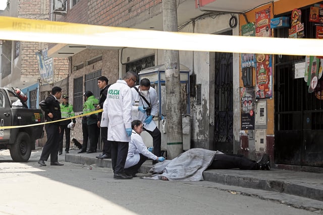 Rosa Vergara lanzó su celular a un tienda y le dispararon.  El cuerpo quedó en la calle, en El Agustino.