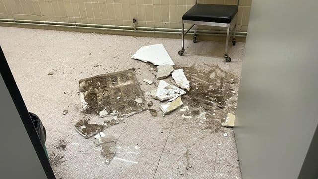 Restos tras el desprendimiento de parte del techo en el CEIP Cervantes de Sueca.
