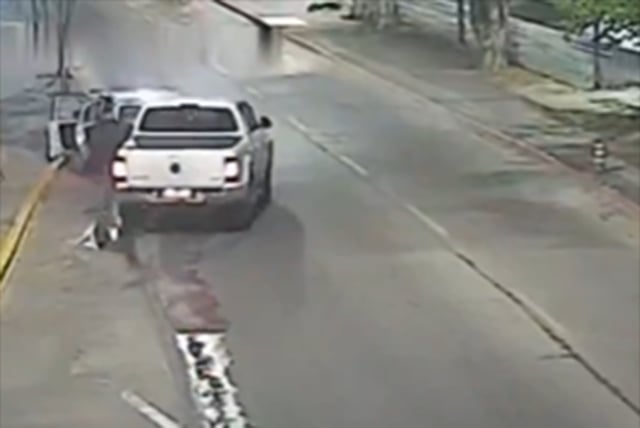 Chocó dos veces un auto, pese a que le dijeron que viajaba un bebé