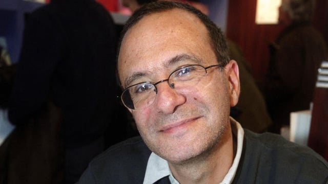 Soupçonné de viols et d’agressions sexuelles, le psychanalyste Gérard Miller placé en garde à vue