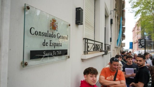 Largas colas en el consulado español en Rosario para obtener la ciudadanía 