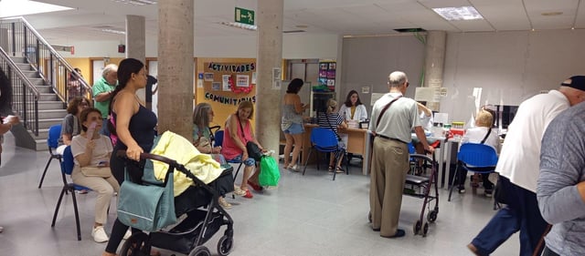 Pacientes en un centro de salud esperando la consulta.