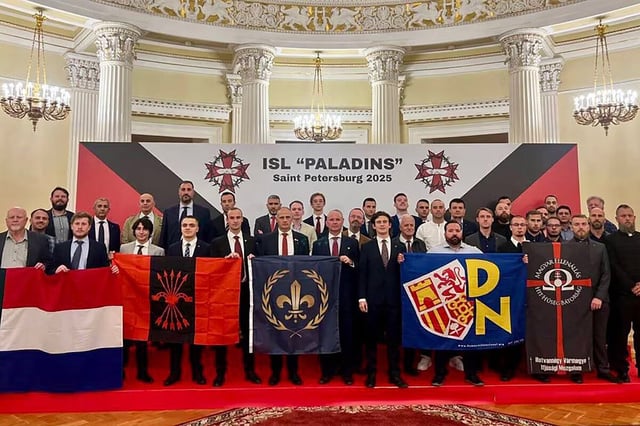Gruppenbild von Männern mit Fahnen