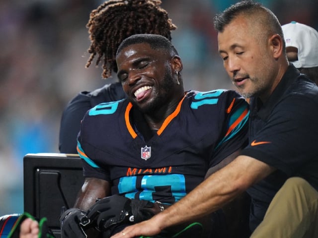 Tyreek Hill se lesionó durante el juego de lunes por la noche. (Reuters)