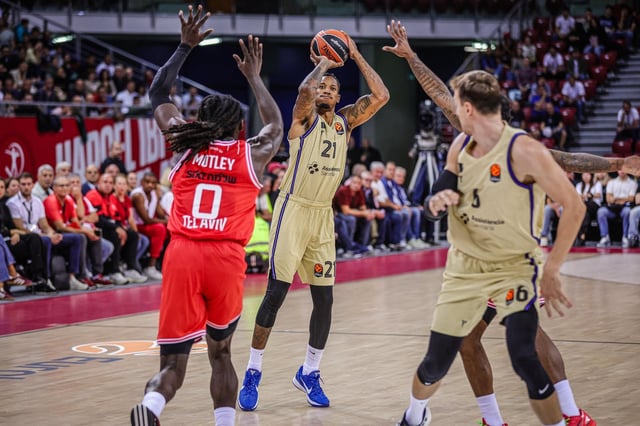 Clyburn, defendido por Motley, lanza a canasta en el partido de este martes ante el Hapoel.