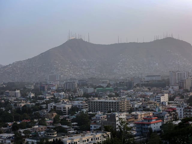Kabul con las torres de telecomunicaciones de fondo