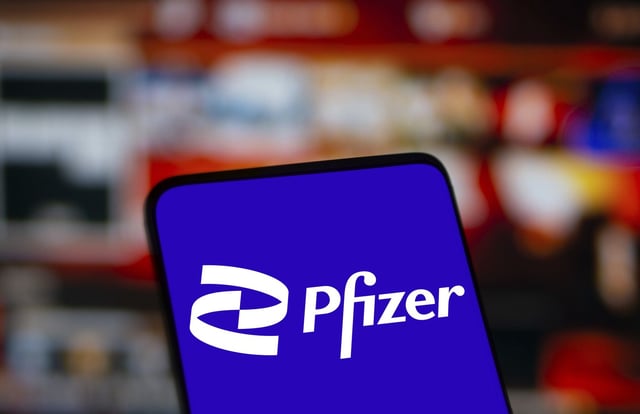 Donald Trump et le patron de Pfizer ont annoncé mardi 30 septembre 2025 un accord pour baisser le prix de certains médicaments vendus aux États-Unis en échange d’une exemption de droits de douane.