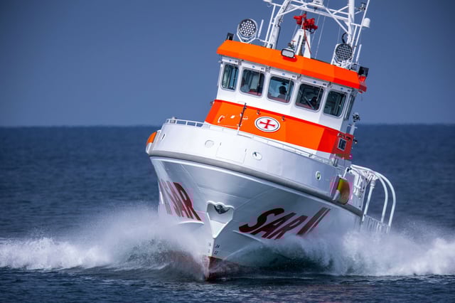 Die Seenotretter konnten die beiden Kiter kurz vor Sonnenuntergang vor Fehmarn retten. (Symbolbild)