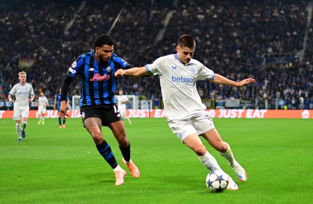 Soccer Football - UEFA Champions League - Atalanta v Club Brugge - Gewiss Stadium, Bergamo, Italy - September 30, 2025 Club Brugge's Nicolo Tresoldi in action with Atalanta's Ederson REUTERS/Daniele Mascolo