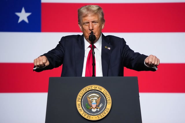 El presidente Donald Trump habla ante un grupo de altos mandos militares de Estados Unidos en la Base del Cuerpo de Marines en Quantico, el martes 30 de septiembre de 2025, en Quantico, Virginia