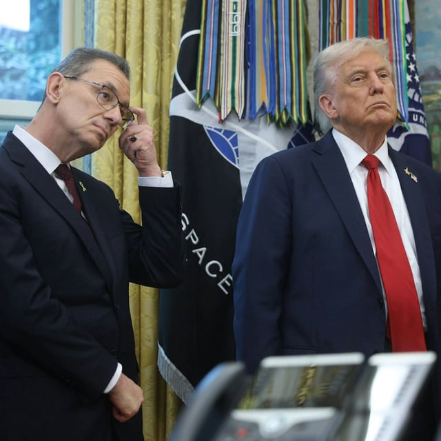 Pfizer-Chef Albert Bourla (l.) und US-Präsident Donald Trump