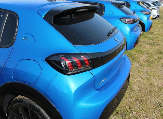 La Peugeot e-208 fait partie des véhicules éligibles au leasing social.