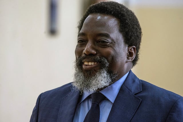 El presidente de la República Democrática del Congo (RDC), Joseph Kabila, observa en el salón del Palacio de la Nación en Kinshasa, el 9 de diciembre de 2018, a su llegada a una conferencia de prensa. (Foto: Junior D. KANNAH / AFP).