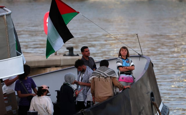 La activista climática sueca Greta Thunberg aparece a bordo de un buque de la flotilla