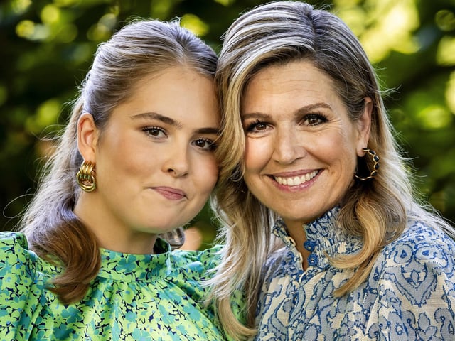 Den Haag (Netherlands), 30/06/2025.- Crown Princess Amalia (L) and Queen Maxima of the Netherlands pose during the traditional photo session of the Dutch royal family in the garden of Palace Huis ten Bosch in The Hague, the Netherlands, 30 June 2025. (Países Bajos; Holanda, La Haya) EFE/EPA/REMKO DE WAAL