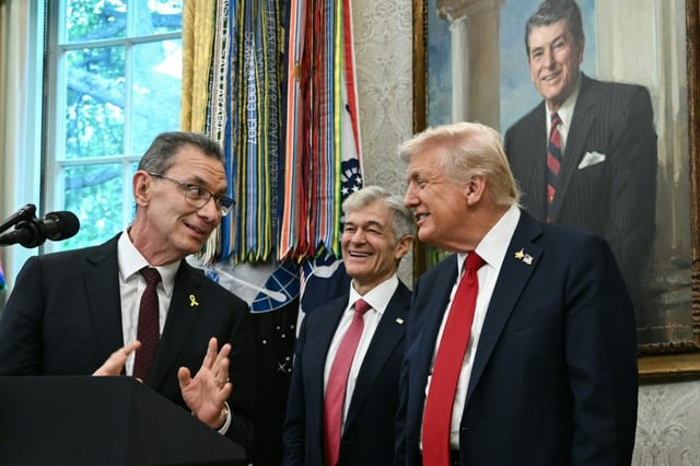 Donald Trump avec le patron de Pfizer Albert Bourla à la Maison Blanche le 30 septembre 2025