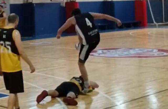 Un jugador de básquet le pegó un codazo y pisoteó la cabeza de un rival: quedó expulsado de por vida. (Gentileza)