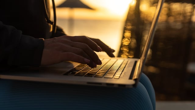 Arbeiten am Strand: Kommt immer wieder unfreiwillig vor. (Foto: Andrew Angelov /Shutterstock)