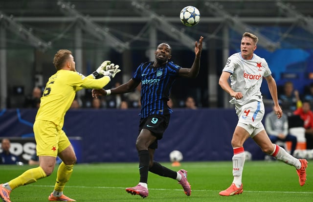 Soccer Football - UEFA Champions League - Inter Milan v Slavia Prague - San Siro, Milan, Italy - September 30, 2025 Inter Milan's Marcus Thuram in action with Slavia Prague's Jindrich Stanek REUTERS/Jennifer Lorenzini