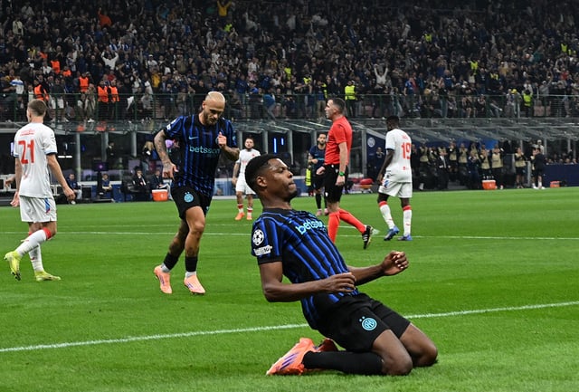 Soccer Football - UEFA Champions League - Inter Milan v Slavia Prague - San Siro, Milan, Italy - September 30, 2025 Inter Milan's Denzel Dumfries celebrates scoring their second goal REUTERS/Jennifer Lorenzini