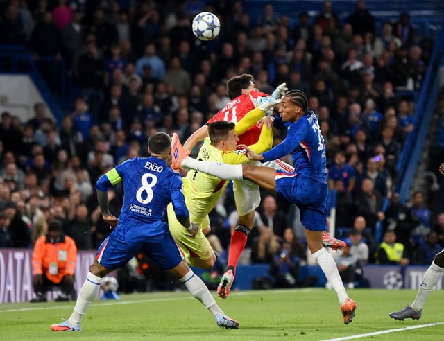 Soccer Football - UEFA Champions League - Chelsea v Benfica - Stamford Bridge, London, Britain - September 30, 2025 Benfica's Anatoliy Trubin in action with Chelsea's Joao Pedro, Benfica's Antonio Silva and Chelsea's Enzo Fernandez REUTERS/Jaimi Joy