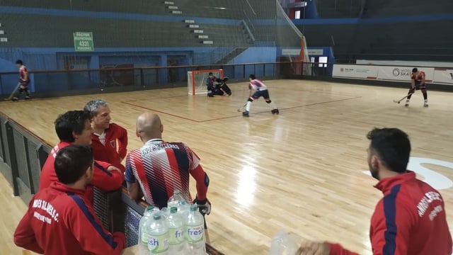 Hockey Patín. Marcelo Innella explica algunos conceptos a sus pupilos, previo al partido debut ante el Barcelona, que será este miércoles