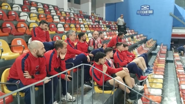 Hockey Patín. Los chicos de Andes Talleres de Mendoza observan atentamente las prácticas  en el Aldo Cantoni
