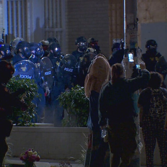 Federal agents retreat back into the ICE facility in south Portland - KATU photo