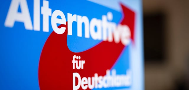 Ein Aufsteller der AfD. In Hamburg steht ein AfD-Abgeordneter in der Kritik. Er soll einen Kongress von Putin-Ideologen besucht haben.