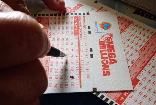 Revisa esta nota para que conozcas el gran premio estimado del Mega Millions para este martes 30 de septiembre. (Foto: Frederic J. BROWN / AFP)