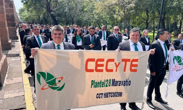 Cecytem presente en el desfile por natalicio de Morelos
