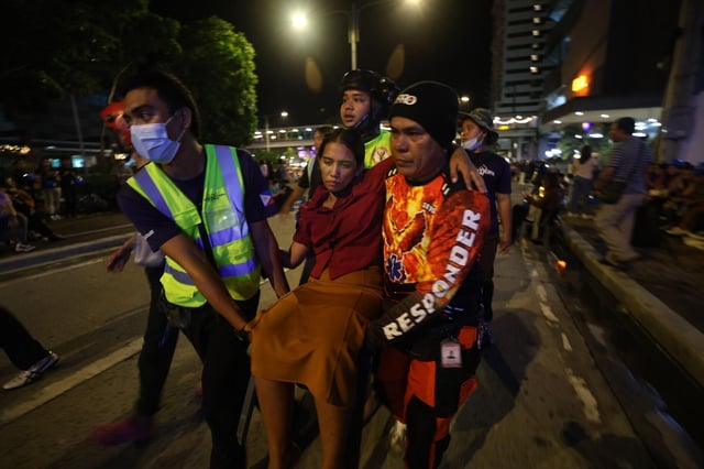 Los equipos de rescate transportan a una mujer herida tras un terremoto en Filipinas.