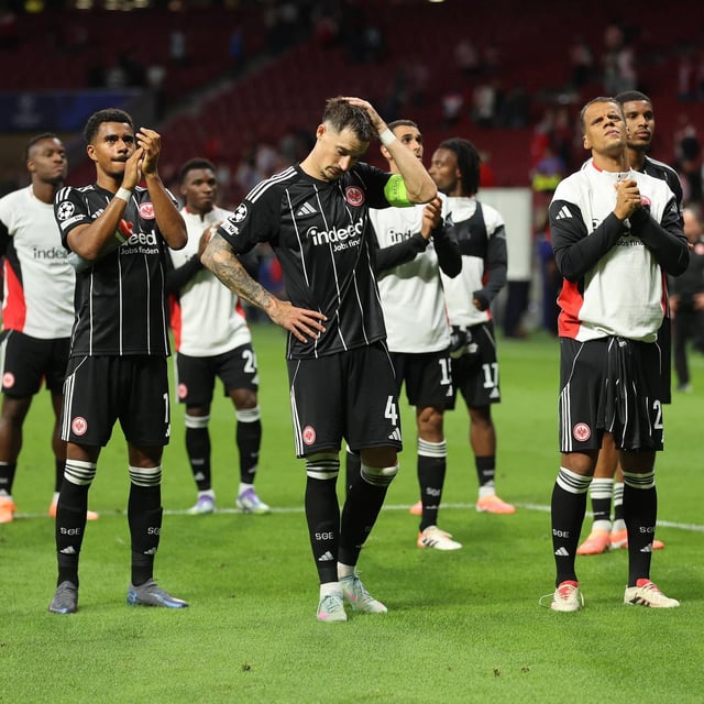 Enttäuschung bei den Eintracht-Spielern nach dem Abpfiff in Madrid