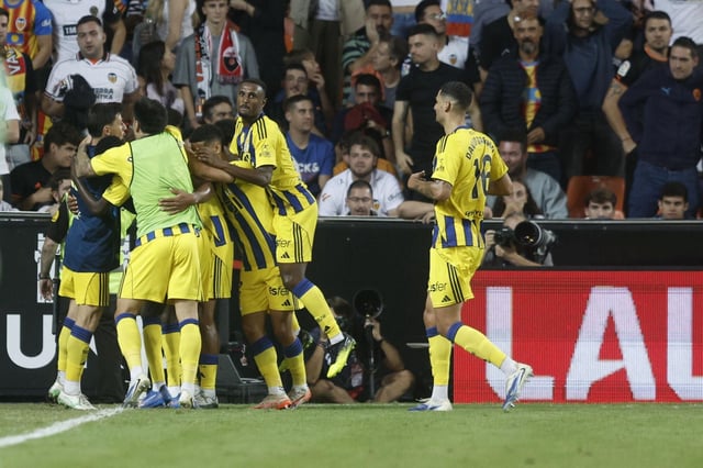 Los jugadores del Oviedo celebran la remontada ante el Valencia.