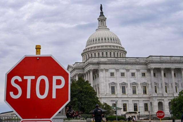 A menos que legisladores y republicanos lleguen a un acuerdo, el gobierno norteamericano se acercaba al "shutdown" en los primeros minutos del miércoles (Photo by Alex WROBLEWSKI / AFP)