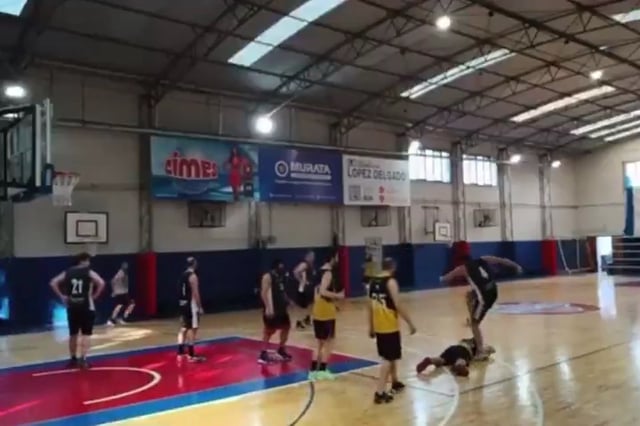Santiago Corbalán Olivera pisa la cabeza de un oponente en Colegio de Abogados de San Isidro vs. Tercer Tiempo, por el torneo Básquet Entre Amigos; sobrevendrá una pelea general.