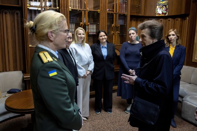Britain's Anne, Princess Royal, talks with Ukrainian service members and veterans in a World War Two museum, amid Russia’s attack on Ukraine, in Kyiv,  September 30, 2025.  REUTERS/Thomas Peter/Pool