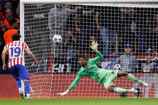 Kaua Santos adivinó la zona a la que remató Julián Álvarez el penal, pero no tendrá margen de retener la pelota que picó el jugador del Atlético de Madrid