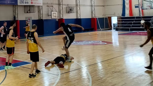 El momento en que Santiago Corbalán Olivera agrede con un codazo al jugador de Tercer Tiempo durante el partido en Villa Devoto.